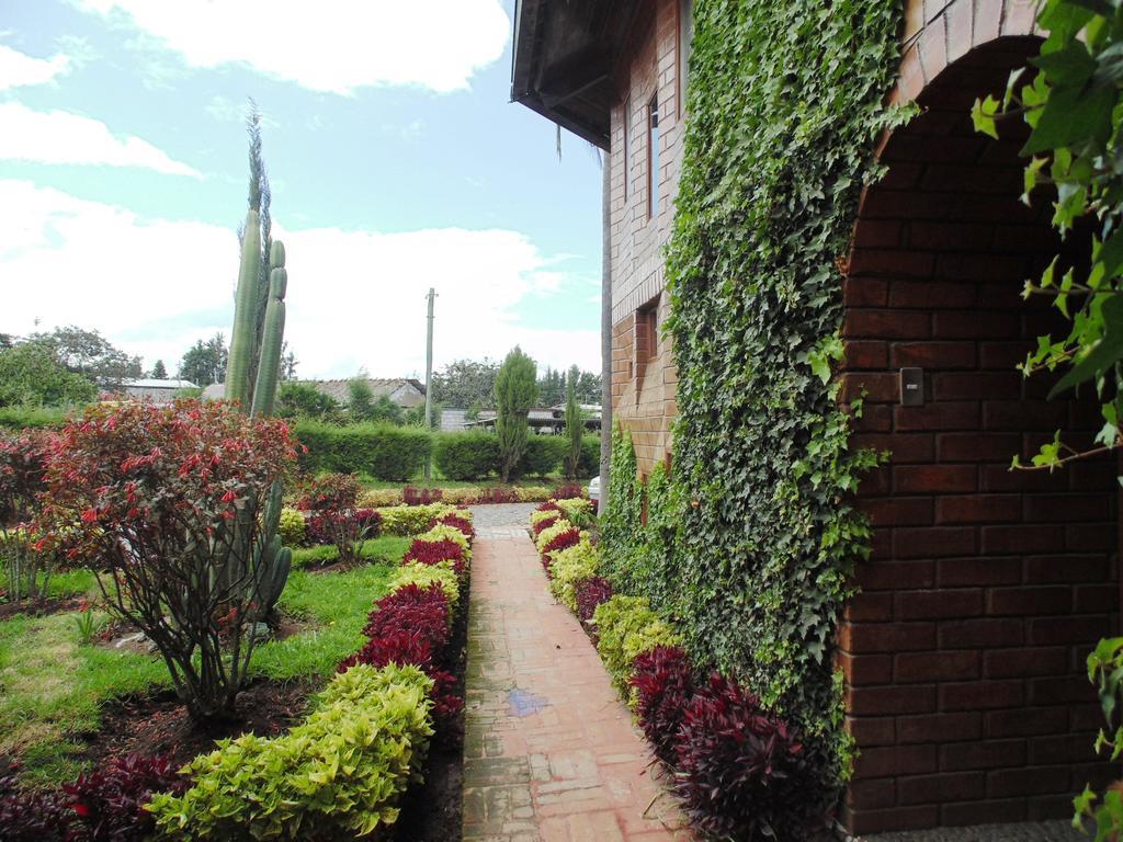 Hosteria Rosa Blanca Puembo Buitenkant foto